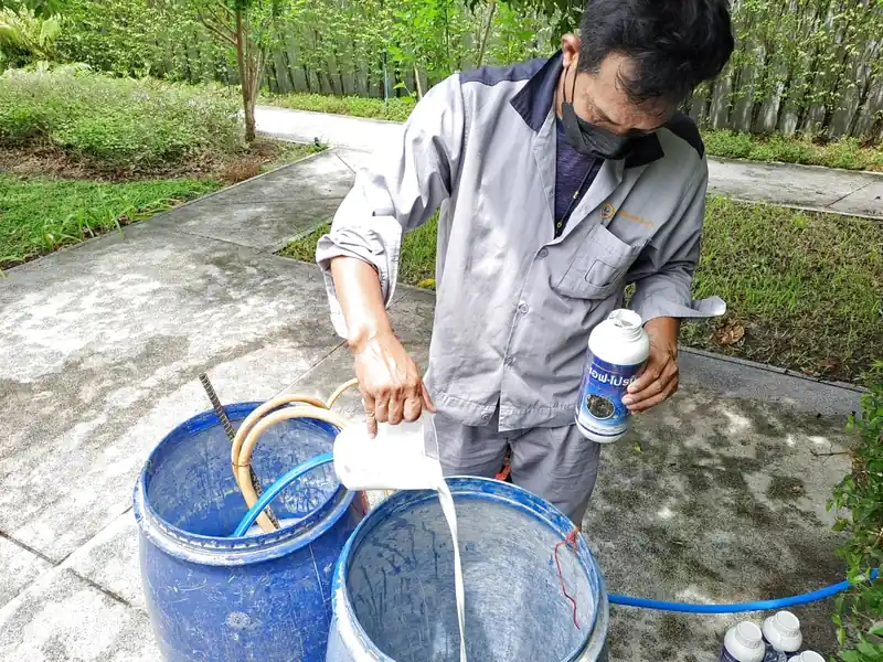 pha thuốc diệt mối để bơm phòng chống quanh công trình
