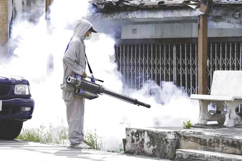 phun thuốc diệt côn trùng ngoài trời