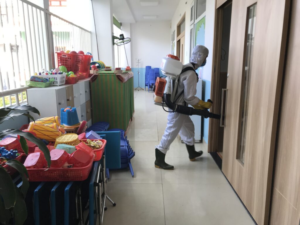 Diệt côn trùng trường học
